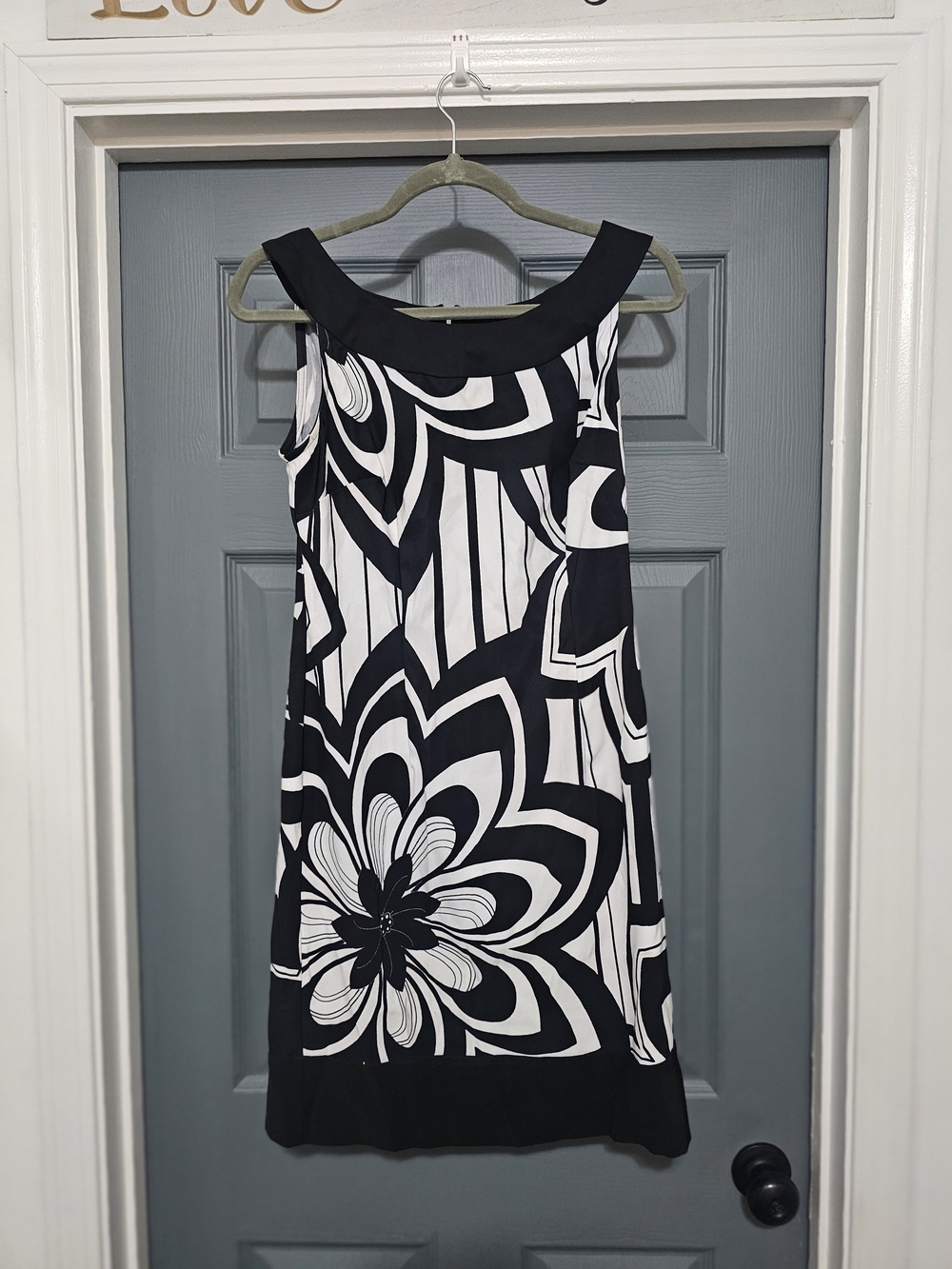 connected apparel Black and White Floral Graphic Shift Dress